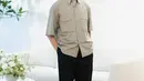 Kemeja Utilitas Lengan Pendek menjadi salah satu pilihan atasan ikonis musim ini, dengan lengan yang dibuat dalam detail longgar dan pendek, bisa dikenakan sebagai kemeja maupun dijadikan luaran. Sangat cocok dipadukan baik dengan celana bermuda yang sedang hits, maupun celana panjang bersiluet rileks.  [UNIQLO]