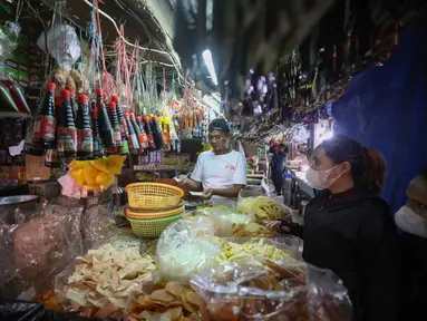 Aktivitas pedagang dan pembeli di pasar tradisional di Palmerah Jakarta, Jumat (3/4/2026). Badan Pusat Statistik mencatat tingkat inflasi Indonesia pada Maret 2026 sebesar 0,41 persen secara bulanan, atau lebih rendah dibandingkan Februari yang mencapai 0,68 persen. (merdeka.com/Arie Basuki)