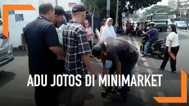 Akibat salah paham saat menata produk, seorang sales berkelahi dengan pembeli di sebuah minimarket. Aksi ini menjadi tontonan warga di sekitar lokasi.