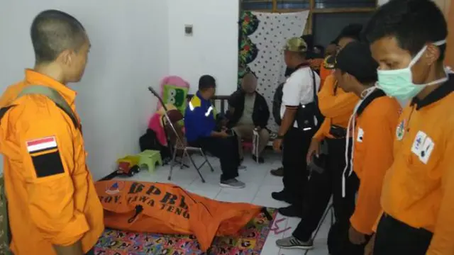 Petugas menyerahkan jenazah THW, korban bunuh diri, kepada keluarganya. (Foto: Liputan6.com/Tagana Banyumas/Muhamad Ridlo)