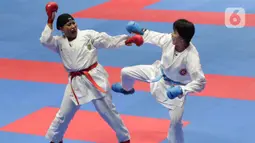 Karateka Indonesia, Indri Ramadhanti (kiri) saat melawan Ho K (Hong Kong) di babak eliminasi Kejuaraan Karate Internasional WKF Series A 2022 di Istora Gelora Bung Karno, Jakarta, Jumat (18/11/2022). 65 negara mengikuti Kejuaraan Karate Internasional WKF Series A 2022 dengan total 670 atlet. (Liputan6.com/Helmi Fithriansyah)