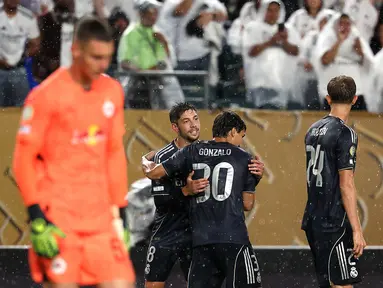 Gelandang Real Madrid asal Uruguay, Federico Valverde (kedua dari kiri) merayakan gol kedua timnya saat babak penyisihan Grup H Piala Dunia Antarklub 2025 melawan FC Salzburg di Stadion Lincoln Financial Field, Philadelphia, Amerika Serikat, pada 26 Juni 2025 waktu setempat atau Jumat (27/6/2025) pagi WIB. (FRANCK FIFE/AFP)