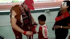 Bintang Persija, Marko Simic, mengabulkan permintaan seorang bocah penyandang tunanetra yang ingin bertemu dengannya.