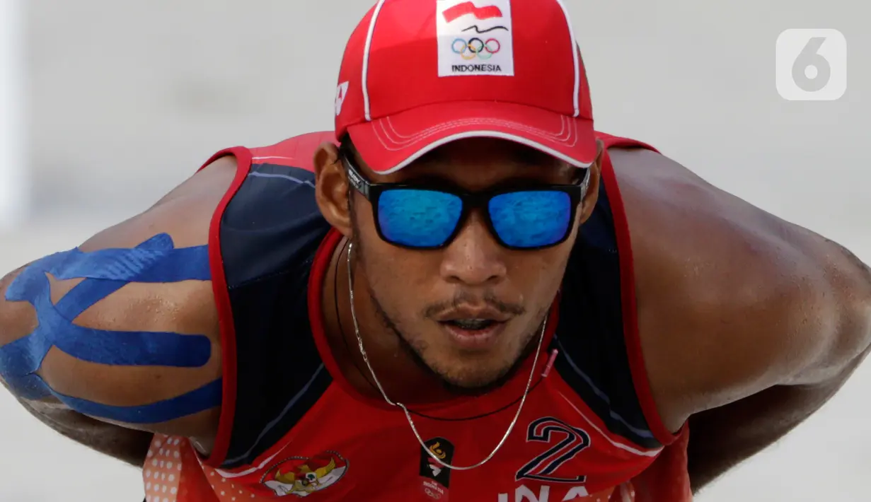 Pevoli pantai Indonesia, Ade Chandra, fokus saat melawan Thailand pada laga final voli pantai beregu putra SEA Games di Subic Court Tennis, Filipina, Jumat (6/12/2019). Indonesia berhasil meraih emas. (Bola.com/M Iqbal Ichsan)