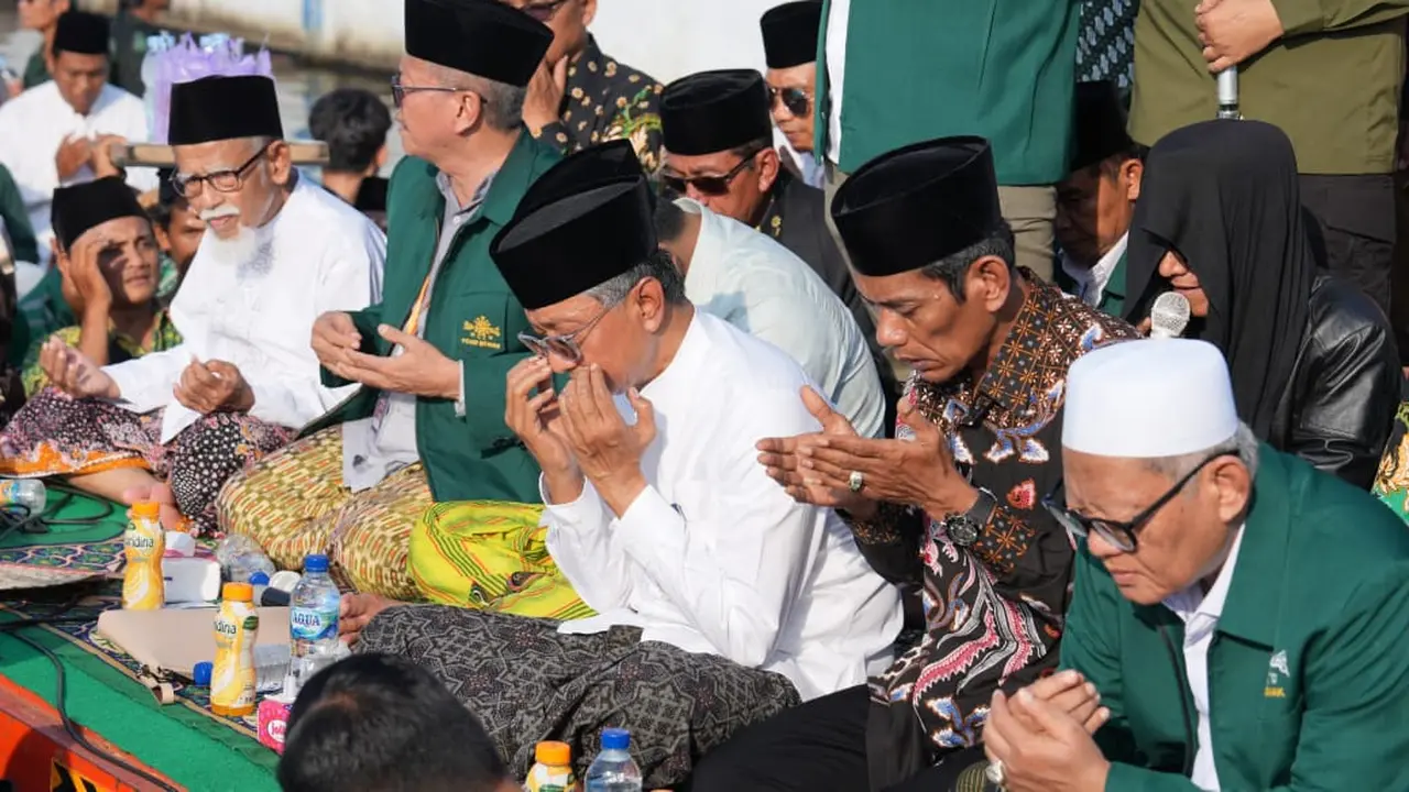 Para warga bersama PCNU Kabupaten Demak, menggelar permohonan doa atau Istighosah kepada Tuhan agar bencana sirna. Kegiatan tersebut pun dihadiri Menteri Pekerjaan Umum (PU) Dody Hanggodo (Istimewa)