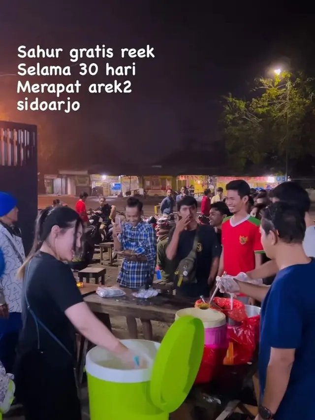 6 Momen Via Vallen Turun Langsung ke Jalan Beri Sahur Gratis Untuk Masyarakat Sidoarjo