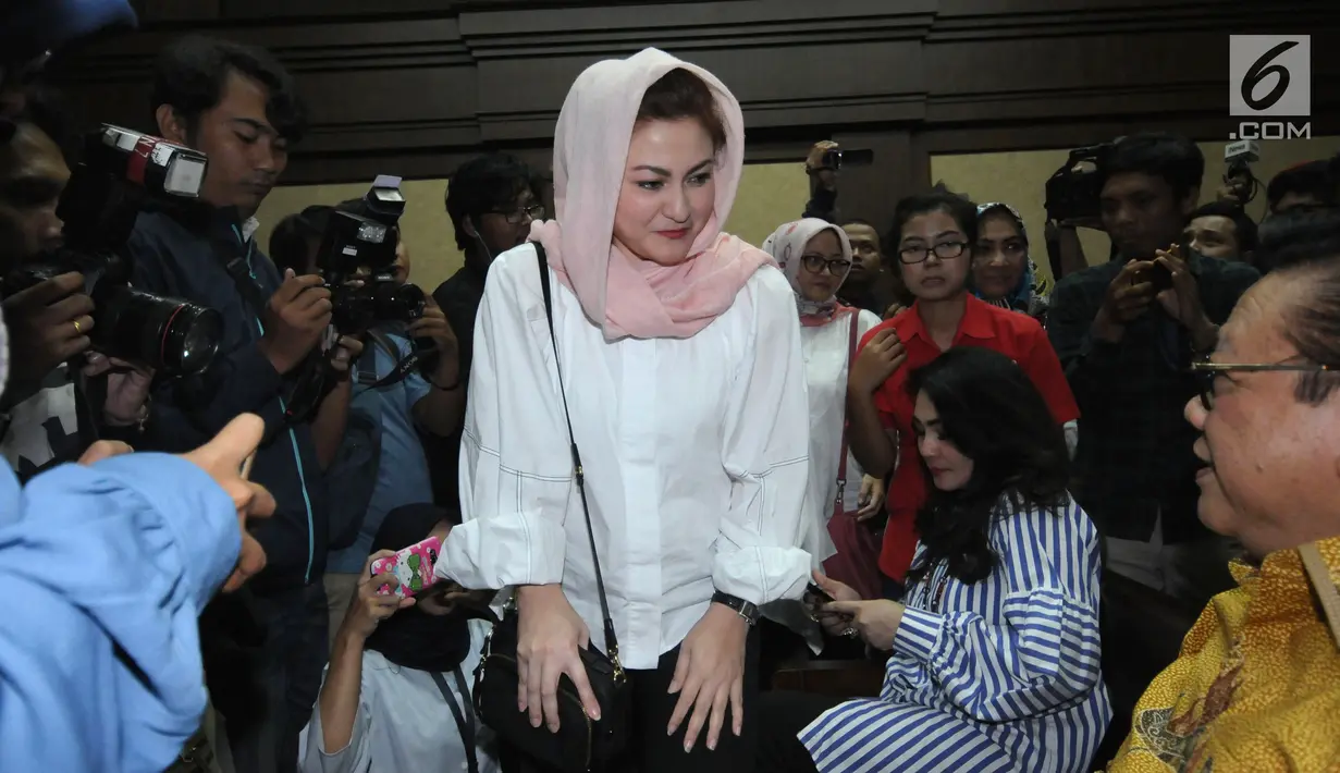 Istri terdakwa dugaan korupsi proyek e-KTP Setya Novanto, Deisti Astriani Tagor saat tiba di ruang sidang pengadilan Tipikor jelang sidang tuntutan, Jakarta, Kamis (29/3). Sidang mendengar pembacaan tuntutan. (Liputan6.com/Helmi Fithriansyah)