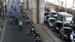 Pengendara motor melaju melawan arus lalu lintas di Jalan Ciledug Raya, Jakarta, Kamis (5/4). Kurangnya kesadaran berlalu lintas membuat sering terjadinya pelanggaran di jalan raya yang membahayakan diri dan pengendara lain. (Liputan6.com/Arya Manggala)