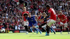 Striker Manchester United Marcus Rashford mencetak gol lewat tendangan penalti ke gawang Leicester City pada laga Liga Inggris di Stadion Old Trafford, Manchester, Inggris, Sabtu (14/9/2019). Gol tunggal Rashford membawa MU menang atas Leicester. (Martin Rickett/PA via AP)