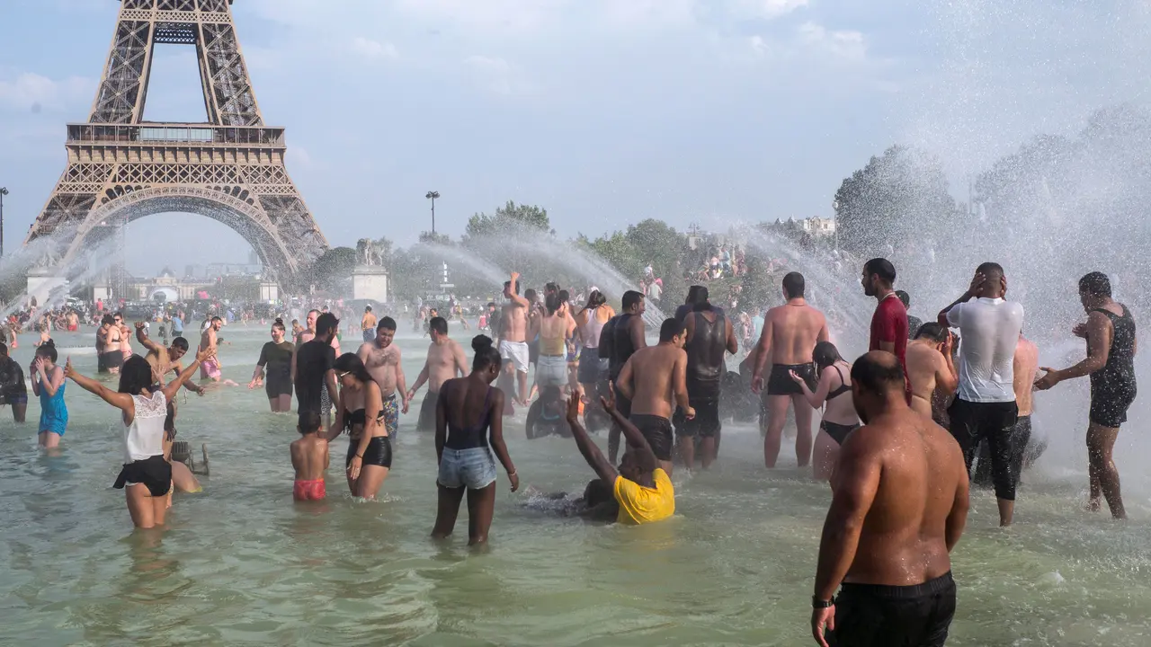 Berendam di Kolam Menara Eiffel