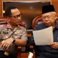 Kapolri Jenderal Pol Tito Karnavian (kiri) bersama Ketua MUI Ma'ruf Amin melihat berkas jelang memberi keterangan di Jakarta, Selasa (20/12). Keterangan terkait fatwa MUI tentang penggunaan atribut keagamaan non-Muslim. (Liputan6.com/Helmi Fithriansyah)