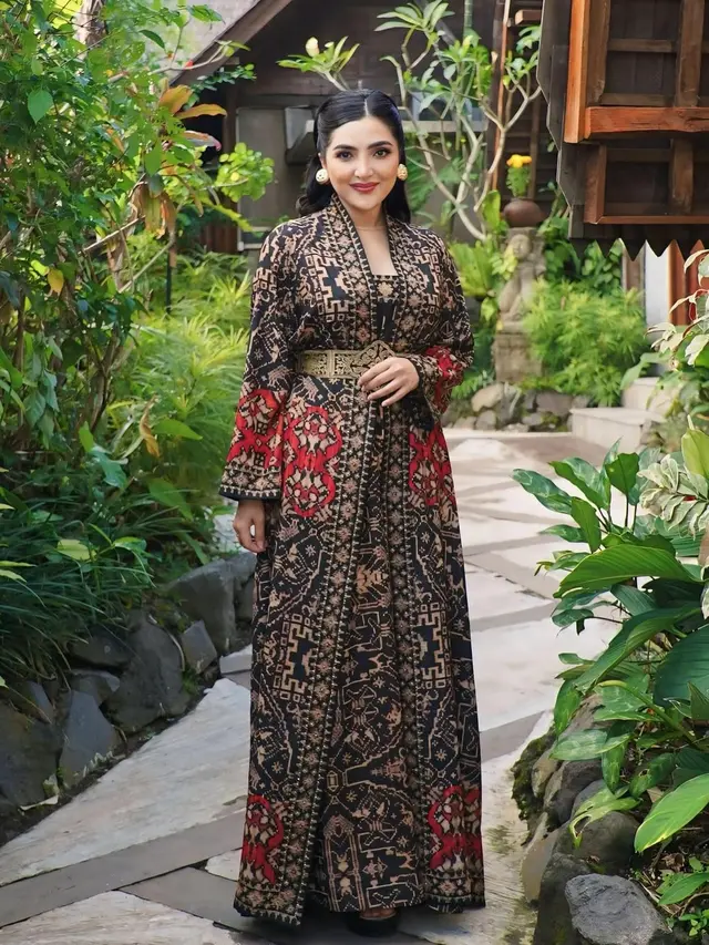 Inspirasi Padu Padan Batik ala Ashanty, dari Kebaya Elegan hingga Busana Santai untuk Liburan