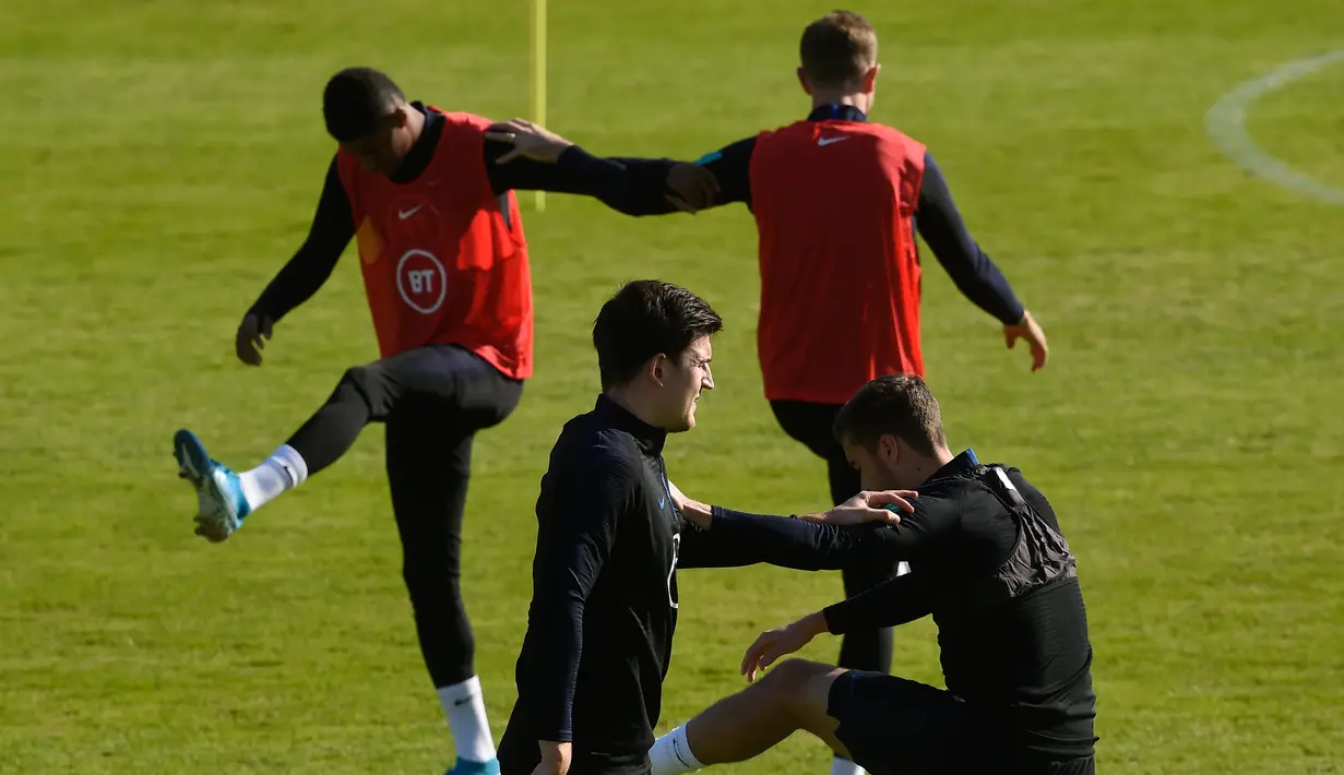 Para pemain Inggris saat mengikuti sesi latihan jelang menghadapi Bulgaria dalam lanjutan penyisihan Grup A kualifikasi Euro 2020 di Praha, Republik Ceko, Minggu (13/10/2019). The Three Lions berpeluang memastikan tiket ke Euro 2020 saat menghadapi Bulgaria. (Michal CIZEK/AFP)
