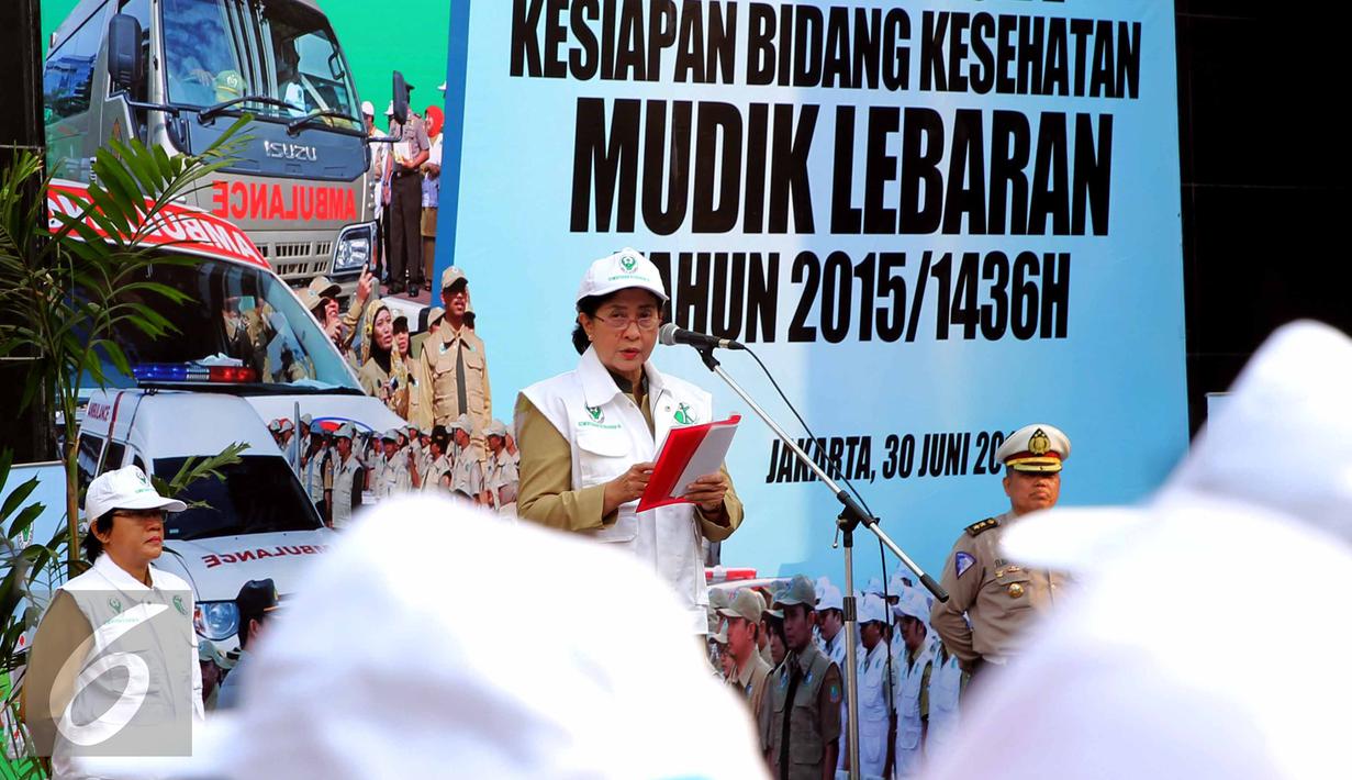 Menkes, Nila F Moeloek memberikan kata sambutan saat Apel Siaga Mudik di Gedung Kemenkes, Jakarta, Selasa (30/6/2015).  Kemenkes menyiagakan 870 Pos Kesehatan, 1.094 Puskesmas dan 1.554  RS yg siap 24 jam selama arus mudik. (Liputan6.com/Helmi Afandi)