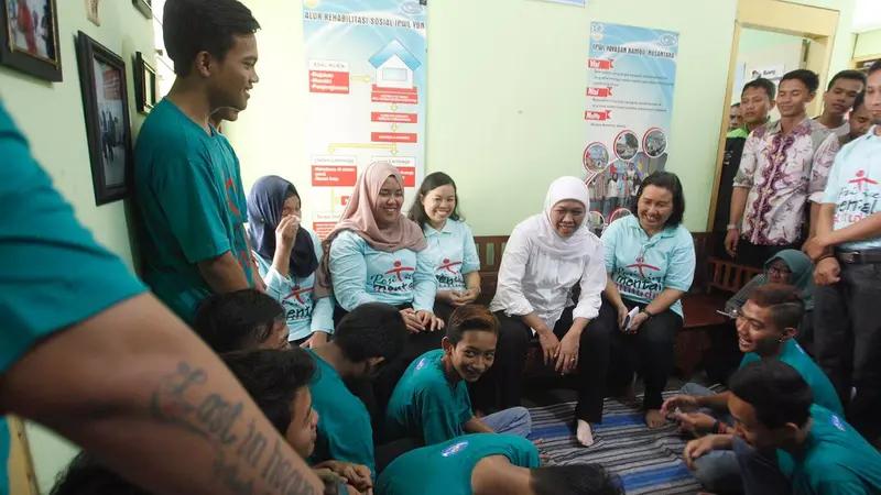 Calon Gubernur Jawa timur Khofifah Indar Parawansa mengunjungi tempat rehabilitasi sosial IPWL (Institusi Peduli Wajib Lapor)