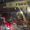 Truk Angkut Alat Berat Tersangkut JPO Tendean, Lalu Lintas Tersendat