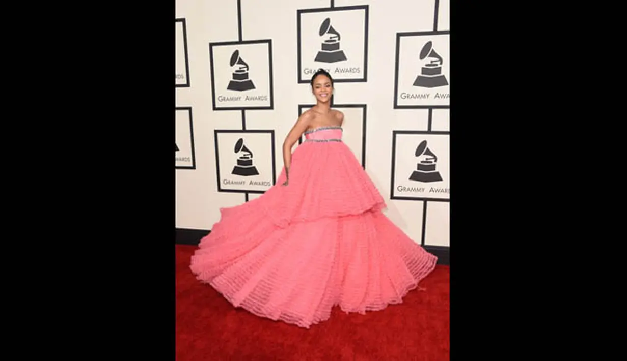 Penampilan Rihanna di perhelatan bertajuk 57th Annual Grammy Awards di Staples Center, Los Angeles, AS, Minggu (8/2/2015). (AFP PHOTO/VALERIE MACON)