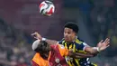 Pemain Galatasaray, Victor Osimhen (kiri) berduel dengan pemain Fenerbahce, Jayden Oosterwolde dalam laga lanjutan Liga Super Turki 2025/2026 di Chobani Stadium, Istanbul, Turki, Senin (01/12/2025) waktu setempat. (AP Photo/Khalil Hamra)