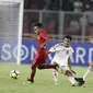 Gelandang Indonesia, Todd Rivaldo Ferre, berusaha melewati pemain Uni Emirat Arab (UEA) pada laga AFC di SUGBK, Jakarta, Rabu (24/10/2018). Indonesia menang 1-0 atas UEA. (Bola.com/M Iqbal Ichsan)