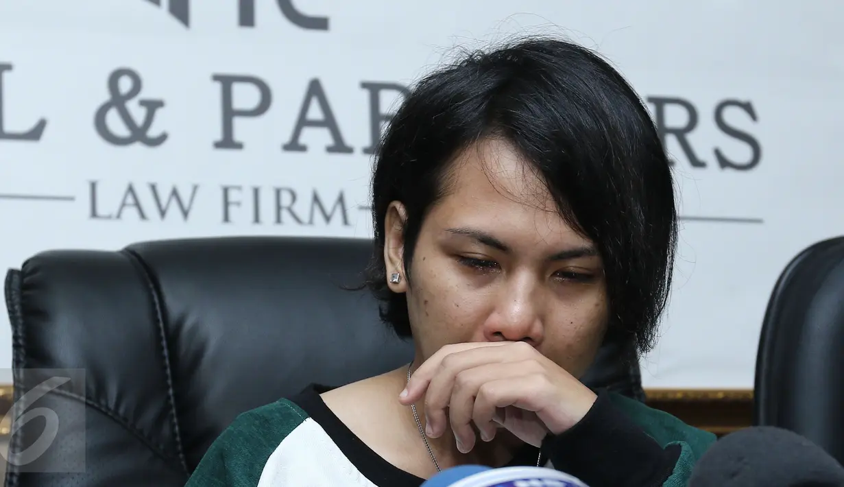 Istri komedian Aming, Evelyn saat jumpa pers di kawasan Permata Hijau, Jakarta, Jumat (3/3). Evelyn mengungkapkan perasaannya usai ditalak satu oleh Aming. (Liputan6.com/Herman Zakharia)