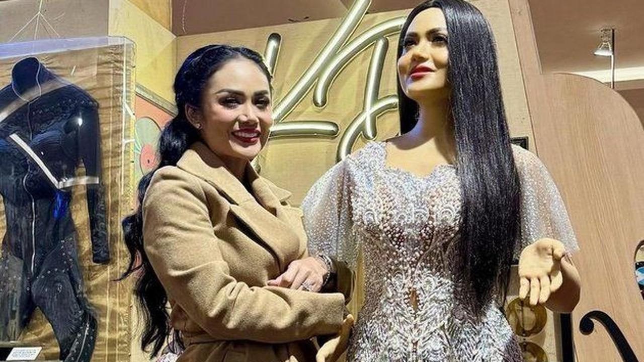 Perubahan Kostum Patung Lilin Kris Dayanti