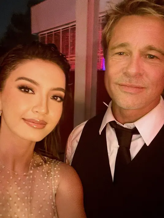 Yang lebih mencuri perhatian lagi, Raline bahkan juga sempat memamerkan foto selfienya bersama Brad Pitt yang tetap terlihat terlihat memesona di usia 60 tahun. [@ralineshah]