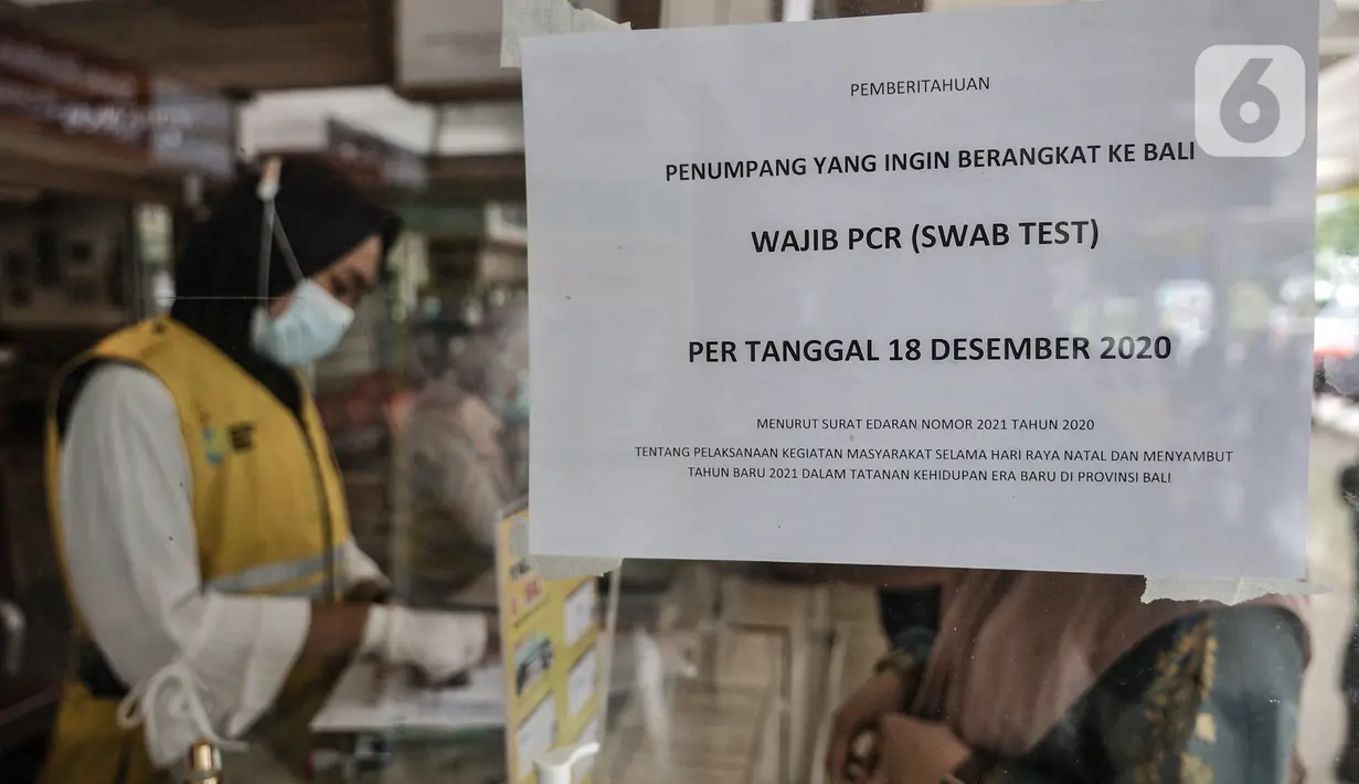 Selebaran informasi wajib tes usap terpampang di layanan validasi Bandara Halim Perdanakusuma, Jakarta, Kamis (17/12/2020). Penumpang yang ingin keluar masuk Jakarta wajib untuk melakukan rapid test antigen mulai 18 Desember 2020 - 8 Januari 2021. (merdeka.com/Iqbal Nugroho)