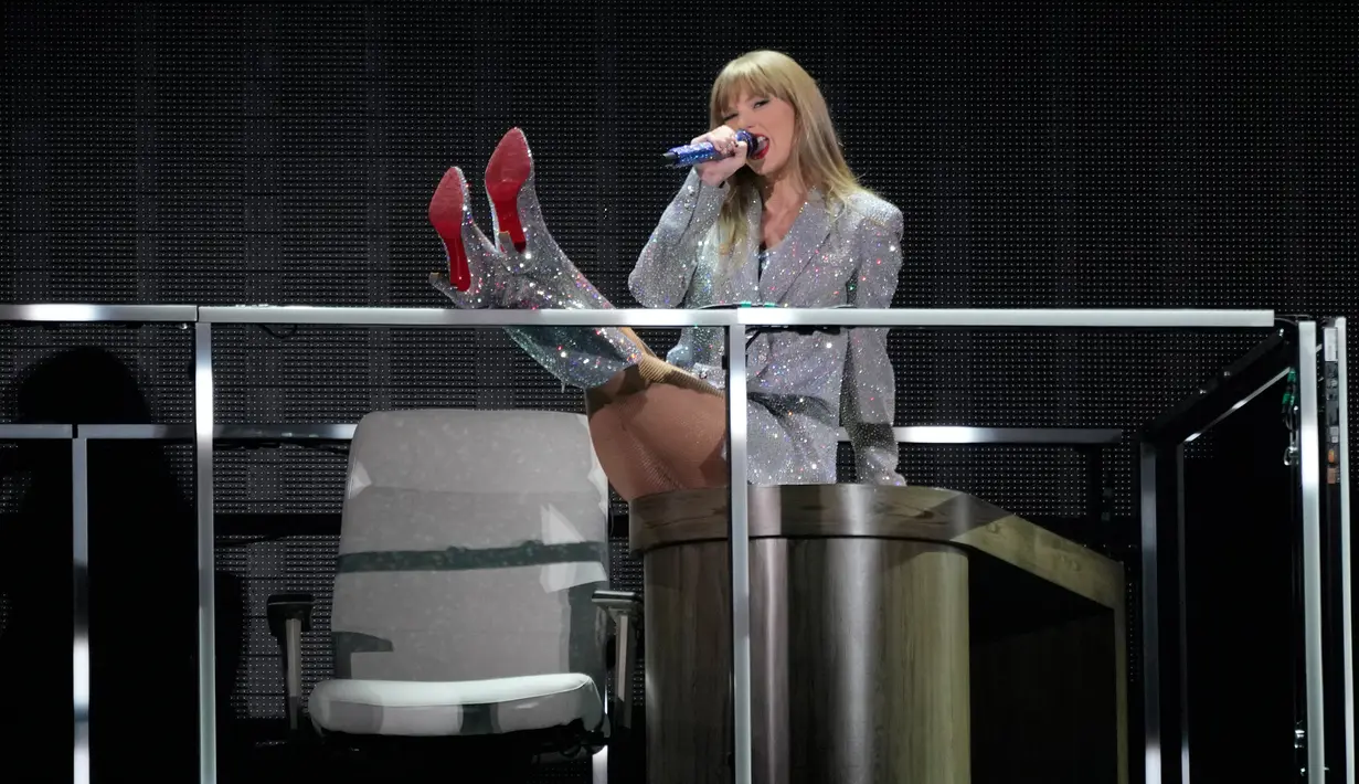 <p>Tur tersebut juga memecahkan rekor tiket konser terbanyak yang terjual oleh seorang artis dalam satu hari dengan 2,4 juta. (AP Photo/Ashley Landis)</p>