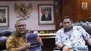 Ketua KPU RI, Arief Budiman (kiri) bersama Direktur Pusat Studi Konstitusi FH Universitas Andalas, Feri Anshari saat melakukan pertemuan di Jakarta, Selasa (27/11). Pertemuan untuk menindaklanjuti putusan MK, MA dan PTUN. (Liputan6.com/Helmi Fithriansyah)