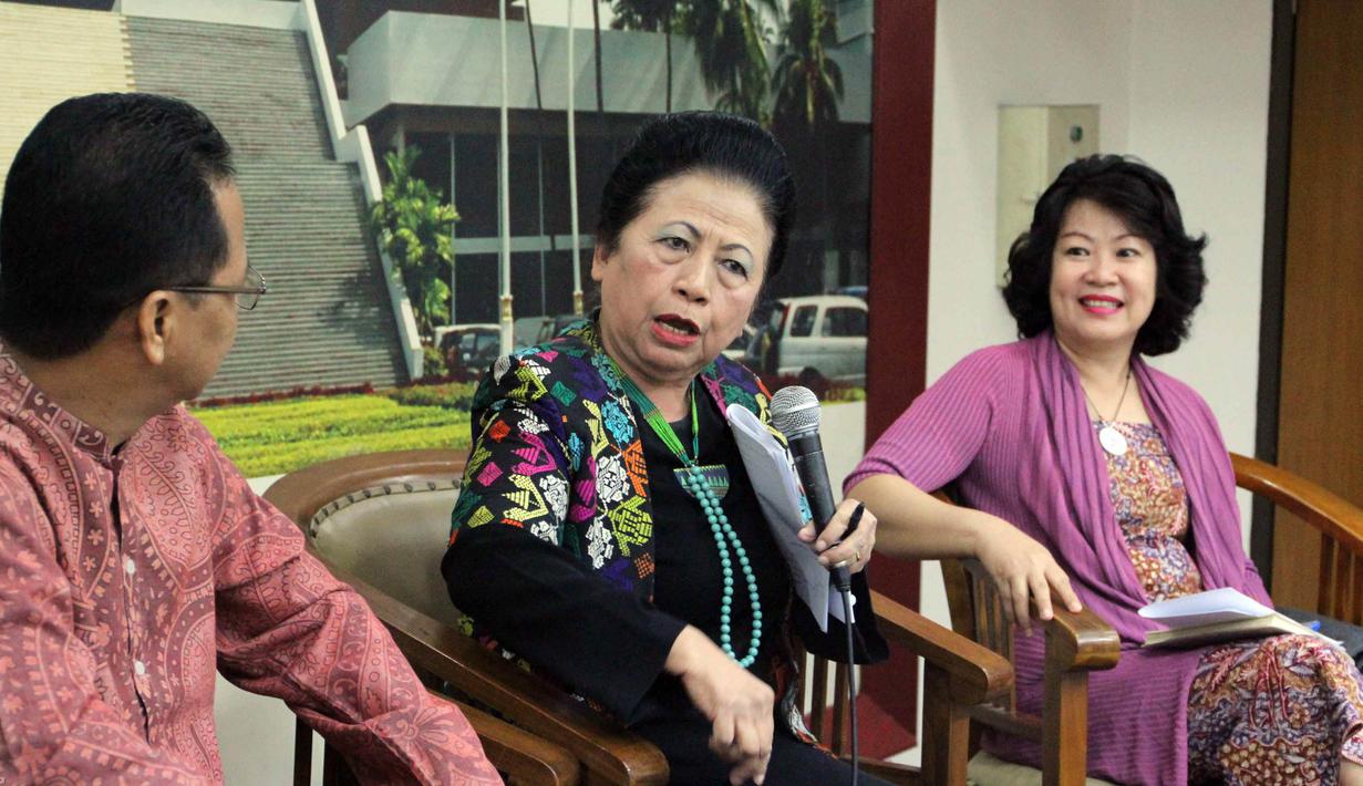 Suasana diskusi RUU Sistem Perbukuan, Pressroom DPR RI, Jakarta, Selasa (26/5/2015). Popong prihatin, Indonesia sudah 70 tahun merdeka, tetapi belum memiliki UU yang mengatur terkait buku-buku (Liputan6.com/Helmi Afandi)