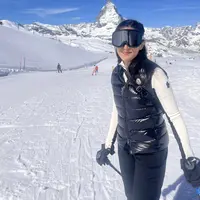 Liburan Dian Sastrowardoyo diisi dengan bermain ski. Ia kenakan baju monokrom yang stylish dengan jaket puffy dan juga kacamata ski yang statement. [Foto: Instagram/ Dian Sastrowardoyo]Nia