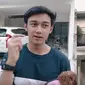 Serba putih dengan balkon yang luas, ini potret rumah aktor tampan, Caesar Hito. (Sumber: YouTube/Hito Caesar)