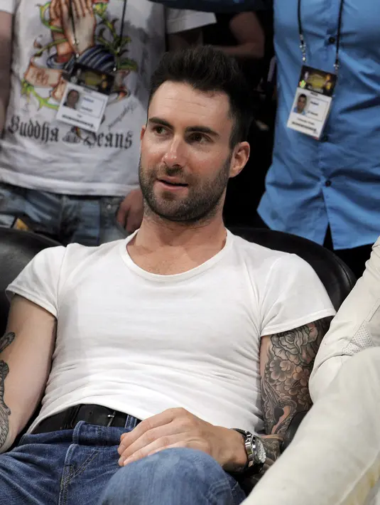 T-shirt putih dan jeans adalah pilihan tepat pelantun ‘Lost Stars’ ini untuk menonton pertandingan olahraga NBA. (Bintang/EPA)