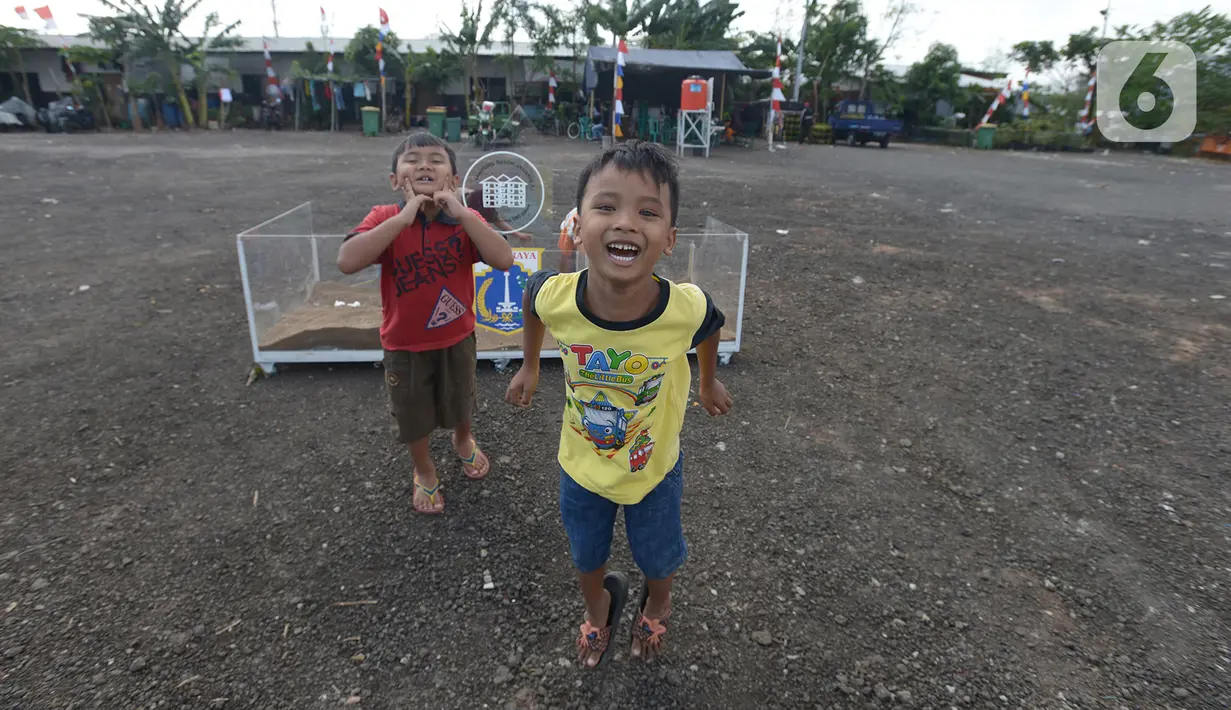 Anak-anak bermain di Kampung Akuarium, Penjaringan, Jakarta Utara, Jumat (21/8/2020). Pembangunan Kampung Susun Akuarium ditargetkan selesai pada Desember 2021 mendatang dengan sumber dana angaran pendapatan belanja daerah (APBD)provinsi DKI Jakarta senilai RP62 miliar. (merdeka.com/Imam Buhori)