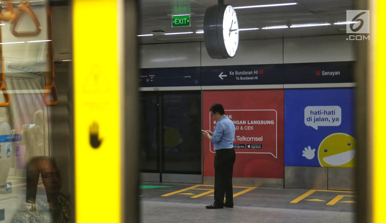 Penumpang menunggu kereta MRT pada hari pertama fase operasi secara komersial (berbayar) di Stasiun MRT Bundaran HI, Jakarta, Senin (1/4). PT MRT Jakarta mulai memberlakukan fase operasi secara komersial (berbayar) dengan potongan harga 50 persen selama April 2019. (Liputan6.com/Johan Tallo)