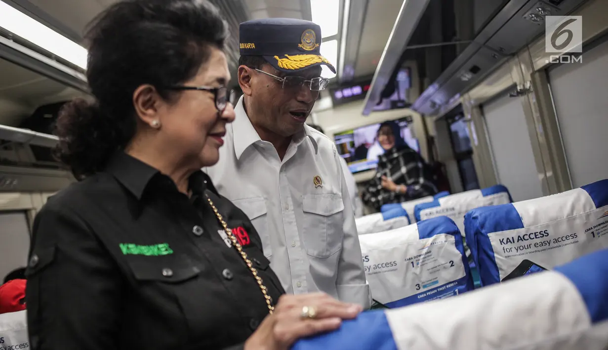 Menhub Budi Karya dan Menkes Nila Moeloek meninjau pengamanan dan angkutan lebaran 2019 di Stasiun Gambir, Jakarta, Minggu (26/5/2019). Menhub dan Menkes menyempatkan diri untuk mengecek posko kesehatan dan menyapa penumpang kereta di Stasiun Gambir bersama. (Liputan6.com/Faizal Fanani)