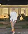 Raline Shah yang menunjukkan pesona semi maskulin mengenakan kebaya janggan nude dengan detail embroidery yang cantik dan mewah. [@ralineshah].