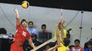 <p>Pemain Timnas voli putra Indonesia U-20, Farchan Vachrezy (kiri) melepaskan spike saat menghadapi India pada laga perempatfinal Kejuaraan Bola Voli Asia Putra AVC U-20 2024 di Jawa Pos Arena Surabaya, Sabtu (27/7/2024) malam. Timnas voli putra Indonesia U-20 menang 3-1 (25-20, 25-23, 16-25 dan 25-18). (Dok. PBVSI)</p>