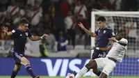 Gelandang Al Ain, Tongo Doumbia, memperebutkan bola dengan pemain River Plate, Exequiel Palacios, pada semifinal Piala Dunia Antarklub 2018 di Stadion Hazza Bin Zayed, Uni Emirat Arab, Selasa (18/12/2018). (AP Photo/Kamran Jebreili)