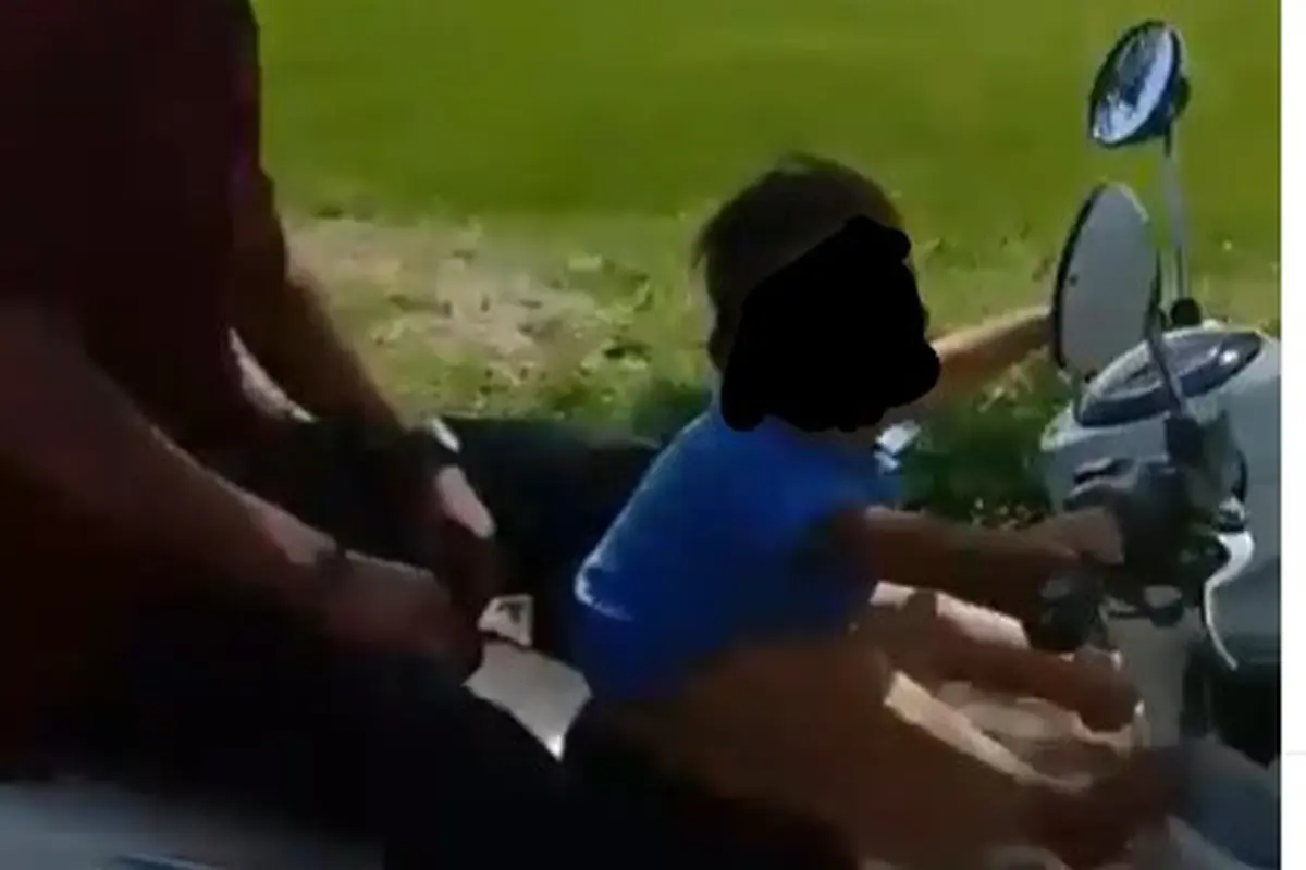 video yang memperlihatkan seorang balita tengah berkendara motor viral di media sosial,