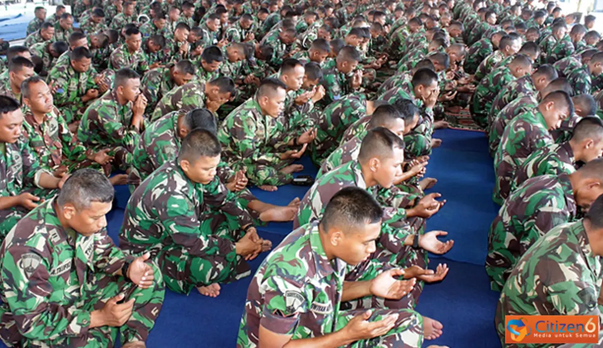 Citizen6, Surabaya: Usai gelar pasukan, dilanjutkan dengan istiqhozah yang diimpin oleh Ketua MUI Jawa Timur KH. Abdus Shomad Bukhori dan diikuti seluruh peserta latihan. (Pengirim: Kuwadi Sintel)