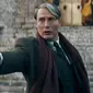 Mads Mikkelsen dalam Fantastic Beasts 3 atau Fantastic Beasts: The Secrets of Dumbledore. (Warner Bros. Pictures via AP)