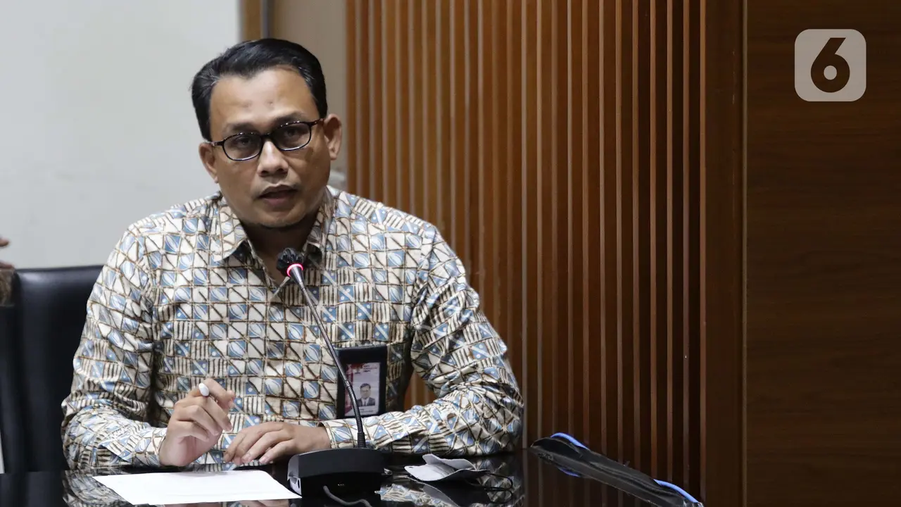 FOTO: Dugaan Suap Dana PEN, Mantan Dirjen Bina Keuangan Daerah Kemendagri Ditahan KPK