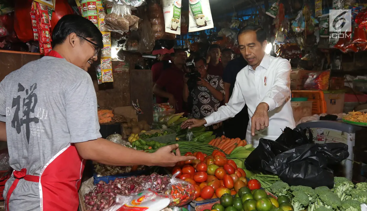 Presiden Joko Widodo atau Jokowi berbelanja saat blusukan di Pasar Minggu, Jakarta, Jumat (22/2). Dalam blusukan tersebut Jokowi memantau harga sembako sekaligus belanja sayur dan buah. (Liputan6.com/Angga Yuniar)