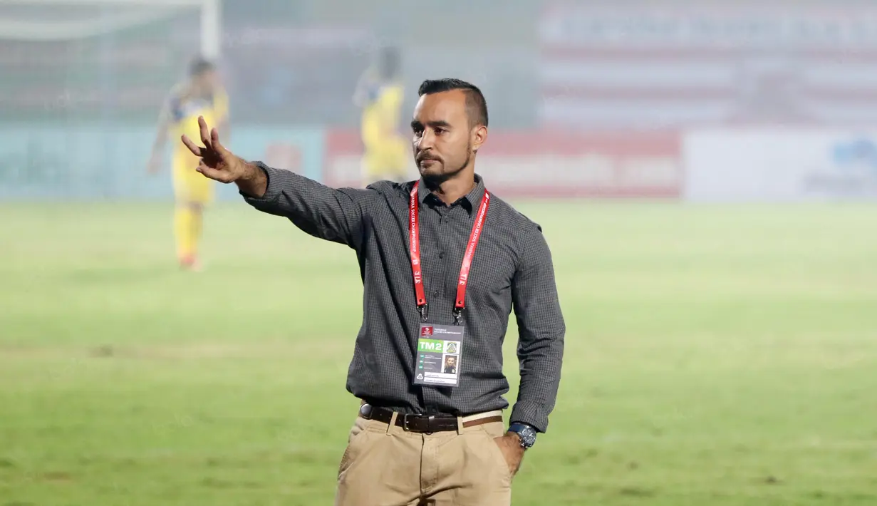 Pelatih Persiba Balikpapan, Jaino Matos memberikan instruksi kepada anak asuhnya  saat melawan Madura United pada Torabika SC 2016 di Stadion Gelora Bangkalan, Senin(13/6/2016).  (Bola.com/Nicklas Hanoatubun)