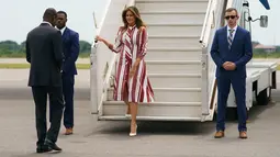 Ibu Negara Amerika Serikat, Melania Trump setibanya di Bandara Internasional Kotoka di Accra, Ghana, Selasa (2/10). Penampilan modis Melania Trump dipadukan dengan heel putih dari Manolo Blahnik seharga sekitar Rp 9 juta. (AP/Carolyn Kaster)
