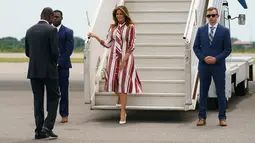 Ibu Negara Amerika Serikat, Melania Trump setibanya di Bandara Internasional Kotoka di Accra, Ghana, Selasa (2/10). Penampilan modis Melania Trump dipadukan dengan heel putih dari Manolo Blahnik seharga sekitar Rp 9 juta. (AP/Carolyn Kaster)