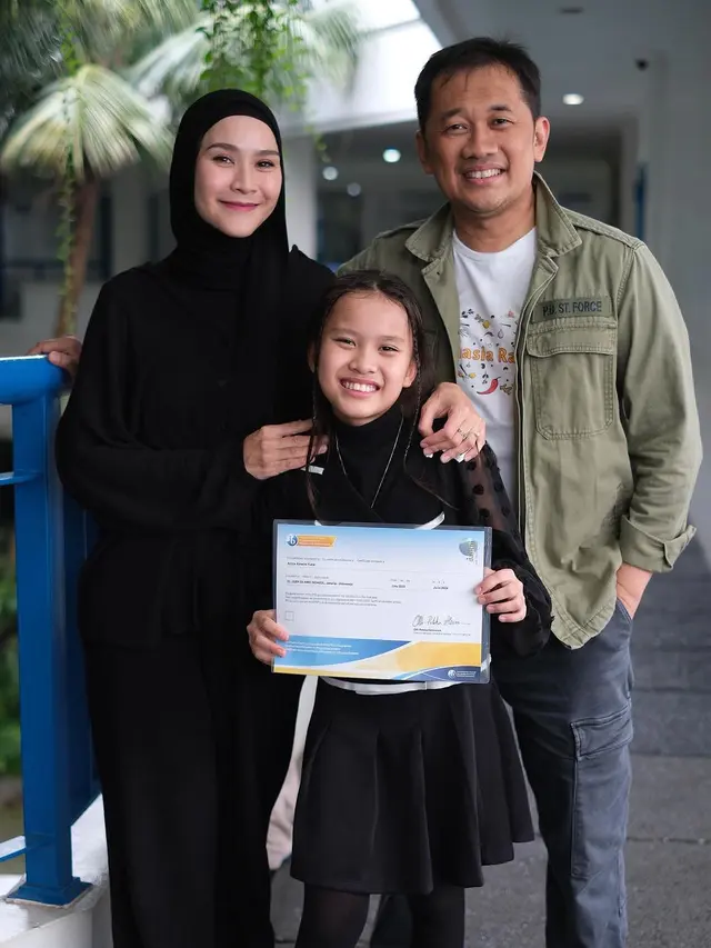 11 Potret Artis Dampingi Anak di Kelulusan Sekolah Tahun 2024, Penuh Rasa Bangga