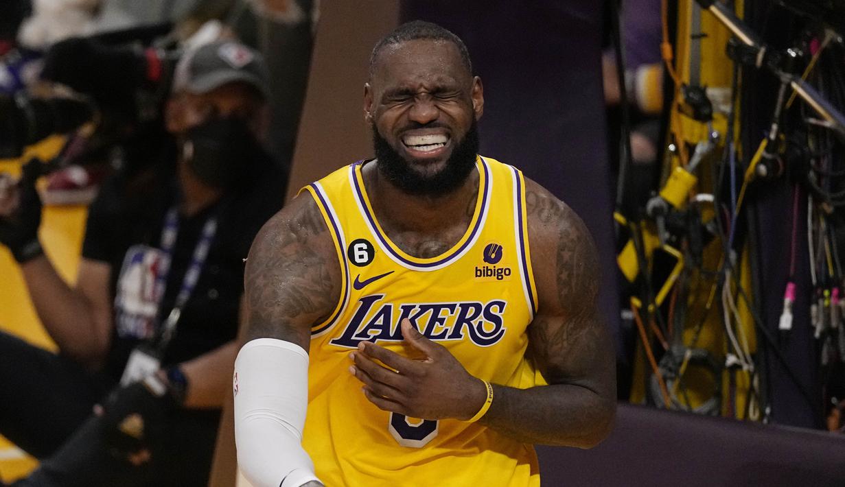 Ekspresi kekecewaan dari pebasket LA Lakers, LeBron James, saat melawan Denver Nuggets dalam final NBA 2023 game keempat wilayah barat di Crypto.com Arena, Selasa (23/5/2023) pagi WIB. (AP Photo/Ashley Landis)