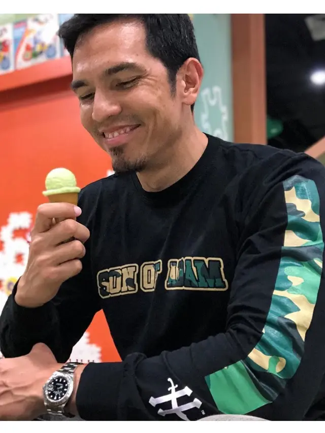 Mundur Dari Dunia Artis, Ini 6 Potret Trebaru Adrian Maulana